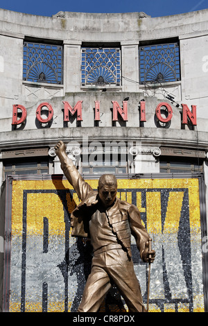 Freddie Mercury, pubblicità monumentale figura nella parte anteriore del Dominion Theatre per il musical "We Will Rock You", Londra Foto Stock