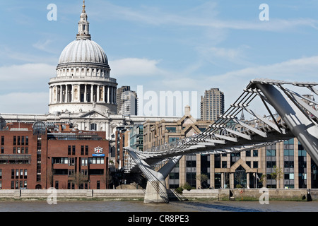 Millennium Bridge verso la Cattedrale di San Paolo, moderno ponte pedonale sul fiume Thames, London, England, Regno Unito Foto Stock