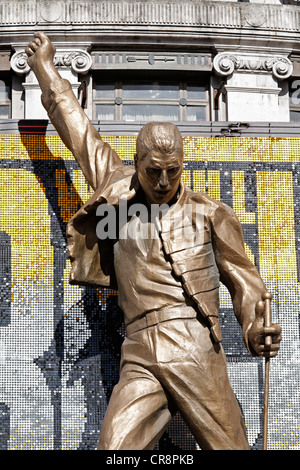 Freddie Mercury, pubblicità monumentale figura nella parte anteriore del Dominion Theatre per il musical "We Will Rock You", Londra Foto Stock