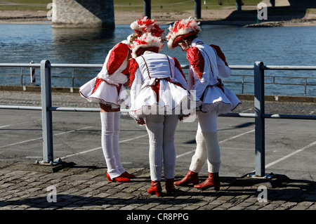 Tre giovani ragazze dalla Tanzgarde ballerini, Rosenmontagszug sfilata di Carnevale 2011, Duesseldorf, nella Renania settentrionale-Vestfalia Foto Stock