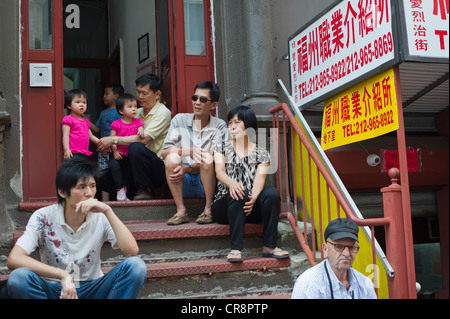 Stoop ubicazione in Chinatown su Eldridge Street durante il "Uovo rotoli e creme di uova' street fair in New York Foto Stock