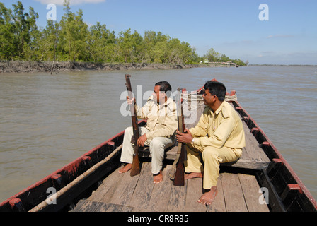 Il sud asia Bangladesh , il pattugliamento ranger protetto nella foresta di mangrovie Nationalpark Sunderbans un patrimonio mondiale UNESCO Foto Stock