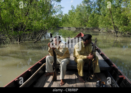 Il sud asia Bangladesh , il pattugliamento ranger protetto nella foresta di mangrovie Nationalpark Sunderbans un patrimonio mondiale UNESCO Foto Stock