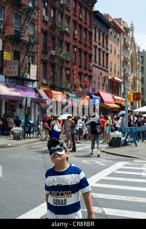 Vivace Chinatown di New York durante l'uovo rotoli e creme di uova Street Fair Domenica, 10 giugno 2012. (© Richard B. Levine) Foto Stock