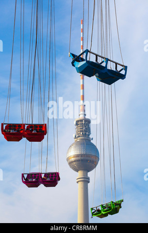 Sedi vuote di un Chairoplane o giostra swing di fronte alla torre della televisione di Alexanderplatz di Berlino, Germania, Europa Foto Stock