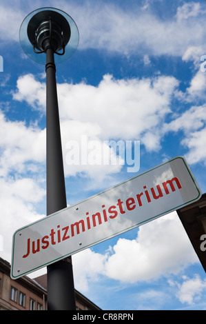 Segno "Justizministerium', tedesco per il ministero di giustizia', Jerusalemer Strasse, Berlino quartiere Mitte di Berlino, Germania, Europa Foto Stock