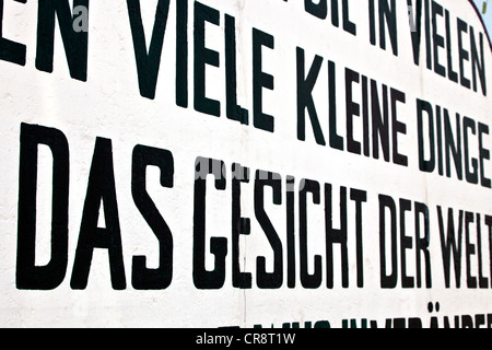 Scritte sui resti del muro di Berlino in East Side Gallery di Berlino in Germania, Europa Foto Stock