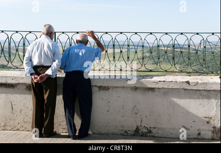 Gli anziani in piedi in una ringhiera in una piccola città, Vejer de la Frontera, Andalusia, Spagna, Europa Foto Stock