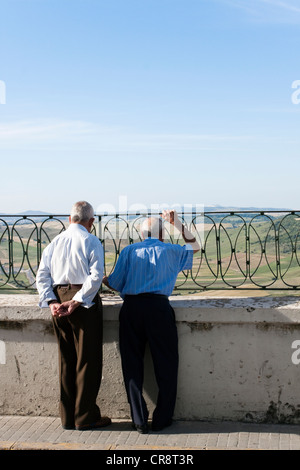 Per gli anziani in una piccola città, Vejer de la Frontera, Andalusia, Spagna, Europa Foto Stock