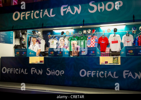 Un fan shop all'UEFA Fan Zone su Plac Wolnosci, Poznan, Polonia Foto Stock