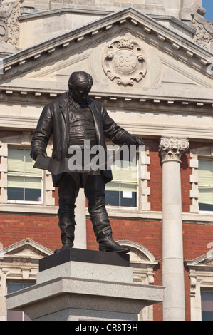 Statua del David Davies, signore Aberdare, nella parte anteriore del dock uffici, Barry. Foto Stock