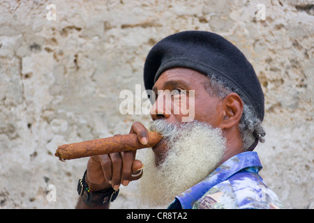 Un uomo cubano fuma un sigaro cubano nella città di l'Avana a Cuba, nel  mare dei caraibi. Cuba, l'Avana, ottobre 2005 Foto stock - Alamy