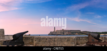 Seawall con El Morro Fort, l'Avana, patrimonio mondiale dell UNESCO, Cuba Foto Stock