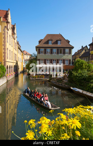 Tipiche case a graticcio e ristoranti su un canale nel Quartier des Tanneurs, i conciatori' il trimestre e a Petite Venise Foto Stock