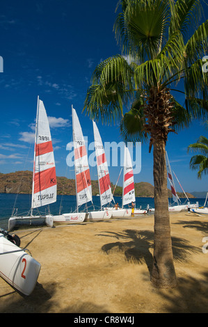 Catamarani sulla spiaggia del D-Hotel Maris a Marmaris, Costa Turca dell'Egeo, Turchia Foto Stock