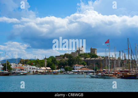 Marina con barche guellett e la Basilica di San Pietro, Castello di Bodrum, Costa Turca dell'Egeo, Turchia Foto Stock