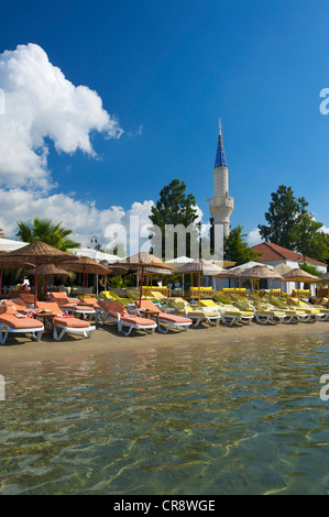 Sedie a sdraio e ombrelloni sulla spiaggia di Bitez a Bodrum, Costa Turca dell'Egeo, Turchia Foto Stock