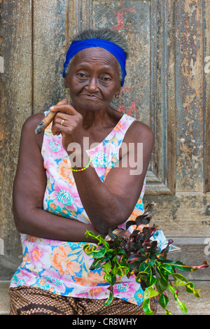 Vecchia donna di fumare un sigaro, Havana, Cuba Foto Stock