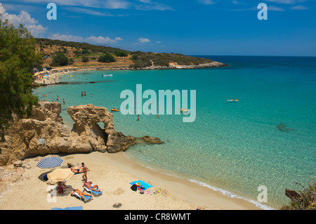 Sulla spiaggia di Baia Mirambellou vicino a Agios Nikolaos, Creta, Grecia, Europa Foto Stock