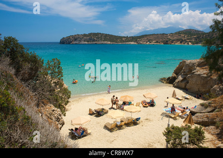 Sulla spiaggia della Baia di Mirambellou in Agios Nikolaos, Creta, Grecia, Europa Foto Stock