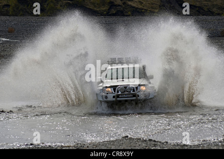 Super jeep guida attraverso un affluente del fiume Krossá, Þórsmoerk, Islanda, Europa Foto Stock