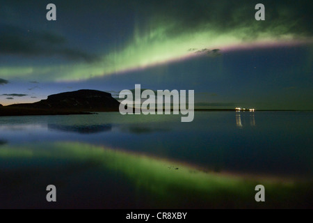 Strong Northern Lights (Aurora boreale) riflesso al tramonto nel fiordo oltre il Mt. In Brimlárhoefði Grundarfjoerður Foto Stock