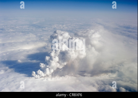 Nube di cenere del vulcano Eyjafjallajoekull il primo giorno dell'eruzione, vista aerea, Islanda, Europa Foto Stock