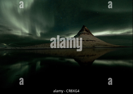 Luci polari (l'Aurora boreale, oltre Kirkjufell montagna, Grundarfjoerður, Snaefellsnes peninsula, western Islanda, Europa Foto Stock