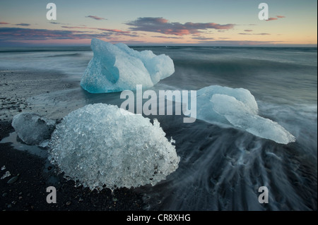 Blocchi di ghiaccio sulla spiaggia di Joekulsárlón, Breiðamerkursandur, Sud Islanda, Islanda, Europa Foto Stock