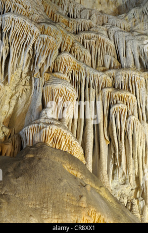 Calcite flowstone formazione nella camera grande parco nazionale di Carlsbad Cavern, Nuovo Messico, STATI UNITI D'AMERICA Foto Stock