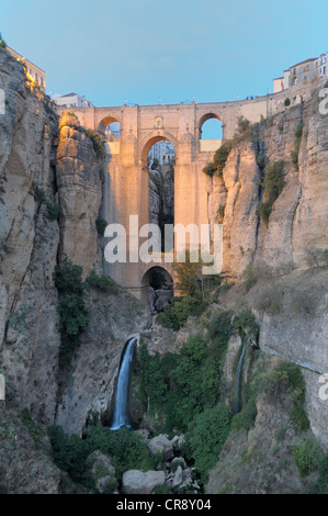 Fiume Guadalevín e cascata, Puente Nuevo El Tajo Gorge, Ronda, provincia di Malaga, Andalusia, Spagna, Europa Foto Stock