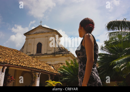 Donna che guarda la Chiesa della Santissima,Trinidad, Cuba Foto Stock