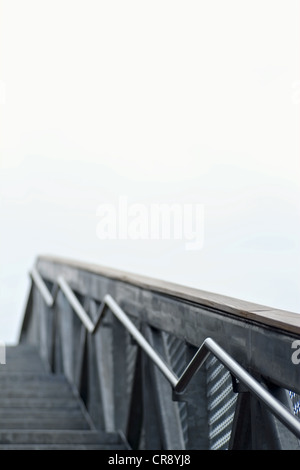 Moderna scala in acciaio vicino Fulton area di mercato di Lower Manhattan, New York Foto Stock