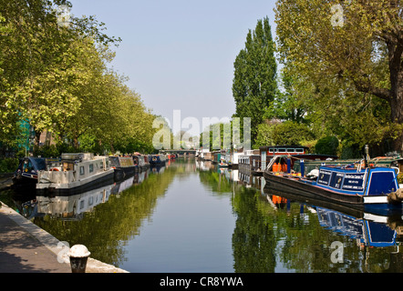 Chiatte imbarcazioni strette case galleggianti ormeggiate lungo il Grand Union Canal Londra Inghilterra Europa Foto Stock