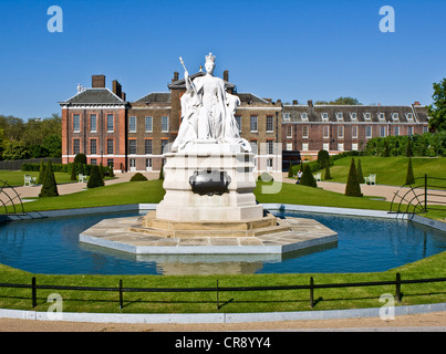 Statua in marmo della regina Victoria progettato da sua figlia Principessa Louise Kensington Palace Londra Inghilterra Europa Foto Stock