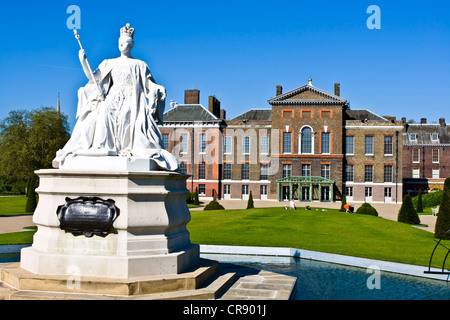 Statua in marmo della regina Victoria progettato da sua figlia Principessa Louise Kensington Palace Londra Inghilterra Europa Foto Stock