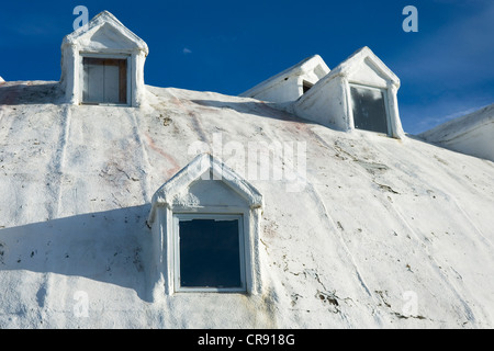 Il villaggio igloo stazione di gas, un edificio abbandonato vicino a Cantwell in Alaska. Tetto a cupola con piccole finestre. Superficie bianca. Foto Stock