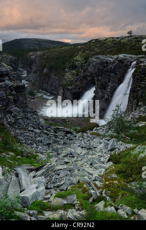 Storulfossen o Bruresløret, Cascata del negozio Ula nel fiume Rondane National Park, Norvegia, Scandinavia, Europa Foto Stock