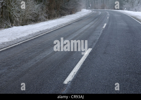 Trasformata per forte gradiente gelo su una strada di campagna, Dessau, Sassonia-Anhalt, Germania, Europa Foto Stock