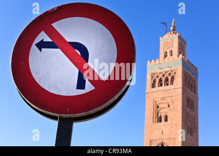 Non svoltare a sinistra cartello stradale con una moschea dietro, Marrakech, Marocco, Africa Foto Stock