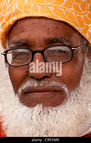 Ritratto di un anziano dell'uomo con gli occhiali e la barba bianca, indossando il tradizionale turbante, Marrakech, Marocco, Africa Foto Stock