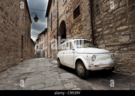 Vecchio classico Fiat 500 su una strada a Gubbio in Umbria, Italia, Europa Foto Stock