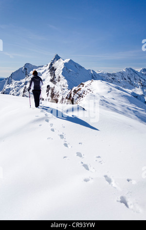 Escursionista Roethenspitz sulla montagna sopra il Passo Pennes, guardando verso la cima del Corno Bianco Penser Mountain Foto Stock