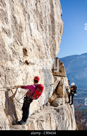 Gli alpinisti ascendente di Monte Albano sulla corda fissa arrampicata sopra Mori, il Lago di Garda colline, Rovereto e Trento, Italia Foto Stock