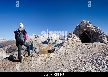 Escursionista Costabela sulla montagna mentre utilizzando il Bepi Zac arrampicata in San Pellegrino valle al di sopra Passo San Pellegrino Foto Stock