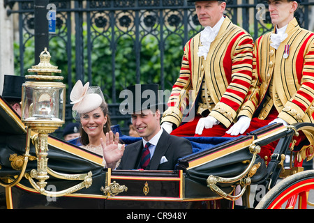 Il Duca e la Duchessa di Cambridge lasciate Westminster Hall in un carrello processione verso Buckingham Palace Foto Stock