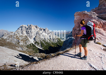 Gli escursionisti al di sotto del Pian di Cengia ridge, arrampicata Mt Paterno, Mt Punta dei Tre Scarperi nel retro, Val Sassovecchio Valle sottostante Foto Stock