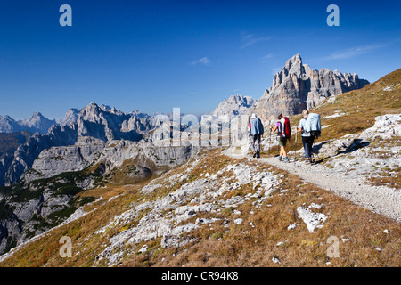 Gli escursionisti al Pian di Cengia ridge, arrampicata Mt Paterno, Tre Cime di Lavaredo massiccio, i Cadini di Misurina gruppo montuoso e Foto Stock