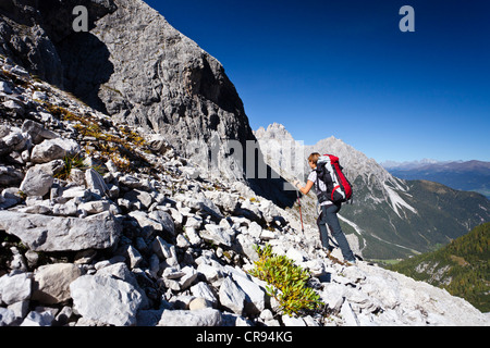 Gli escursionisti sulla strada per strada degli alpini attraverso la Val Fiscalina, sopra il Rifugio Fondovalle, Mt Punta dei Tre Scarperi in Foto Stock