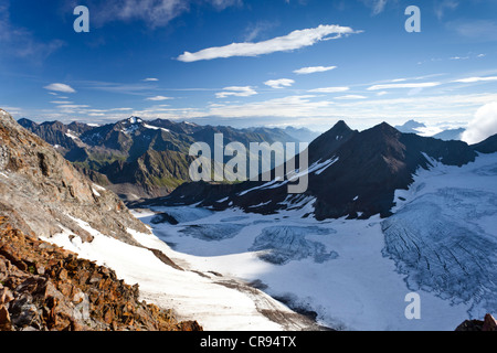 Vista verso la valle Ridnauntal durante la salita dalla Capanna di Mueller verso Wild Pfaff e Zuckerhuetl montagne, Val Passiria Foto Stock